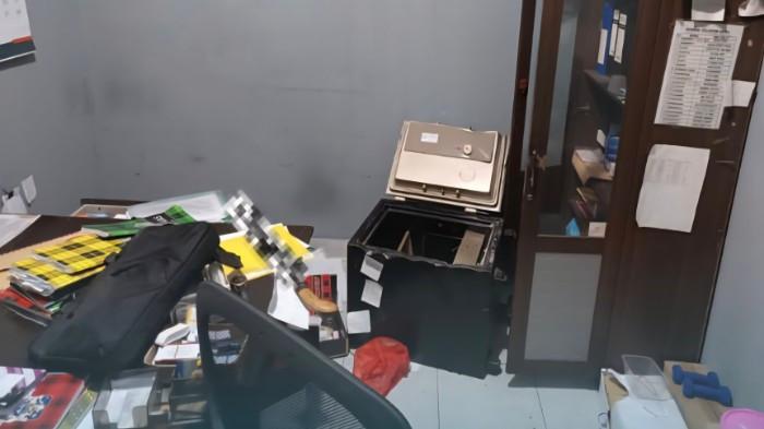 PERAMPOKAN SPBU BABELAN- Jajaran Polsek Babelan saat melakukan pengecekan di lokasi diduga perampokan, SPBU 34.17604 Kebalen, RT 01 RW 02, Kelurahan Kebalen, Kecamatan Babelan, Kabupaten Bekasi, Selasa (10/3/2026). (DokHumasPolsekBabelan).