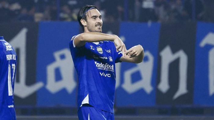 SELEBRASI - Penyerang asal Prancis, Andrew Jung melakukan selebrasi setelah berhasil mencetak gol untuk Persib Bandung dalam laga melawan Persik Kediri di Stadion Gelora Bandung Lautan Api (GBLA) pada pekan ke-25 Super League 2025/2026, Senin (9/3/2026).