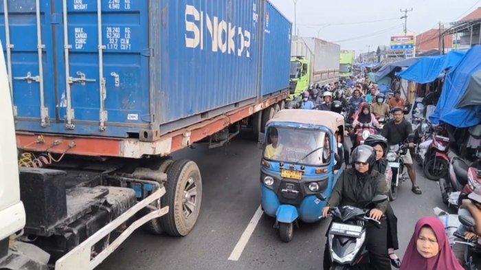 PASAR TUMPAH CIREBON - Memasuki hari ketujuh menjelang lebaran 2025, momen arus mudik sudah terlihat di wilayah Jalan Pantura Cirebon, Sabtu (22/3/2025). Volume kendaraan, khususnya roda dua terlihat meningkat, bahkan kemacetan panjang mulai terjadi di Jalur Pantura Arjawinangun, Kabupaten Cirebon, tepatnya di sekitar Pasar Tumpah Tegal Gubug.