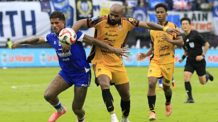 BEREBUT BOLA - Pemain Persib Bandung dan Persija Jakarta berebut bola pada laga pekan ke-17 Super League 2025/2026, Minggu (11/1/2026)