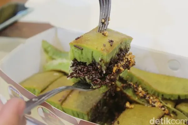 Martabak Kiki : Lembut Wangi Martabak Hijau Langganan Jokowi