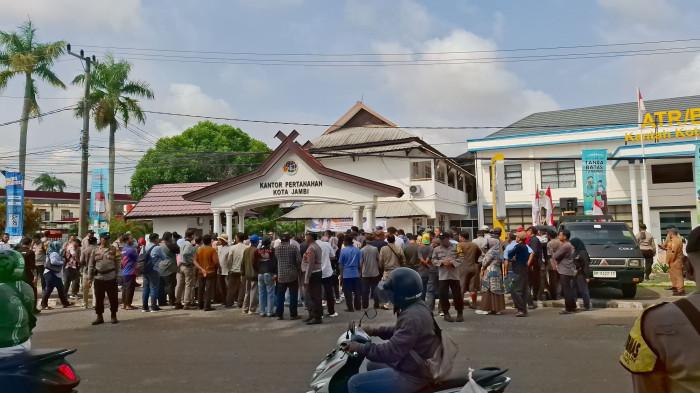 ZONA MERAH - Warga zona merah Pertamina EP Jambi unjuk rasa di BPN Kota Jambi, Selasa (13/1/2026). Ada 5.500 sertifikat warga Kenali Asam yang masuk zona merah Pertamina.