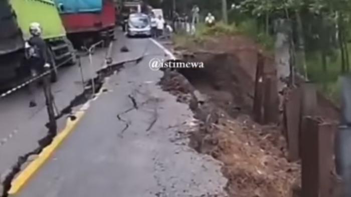 Pengendara diminta untuk mengurangi kecepatan secara signifikan guna menghindari risiko kecelakaan, mengingat posisi ambles yang tepat berada di tepian jurang. 