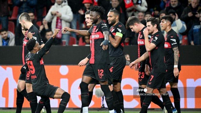 Bek Bayer Leverkusen Burkinabe #12 Edmond Tapsoba (tengah) merayakan bersama rekan satu timnya setelah mencetak gol 2-0 selama pertandingan sepak bola Grup H Liga Eropa UEFA antara Bayer 04 Leverkusen dan Molde FK di Leverkusen, pada 14 Desember 2023.