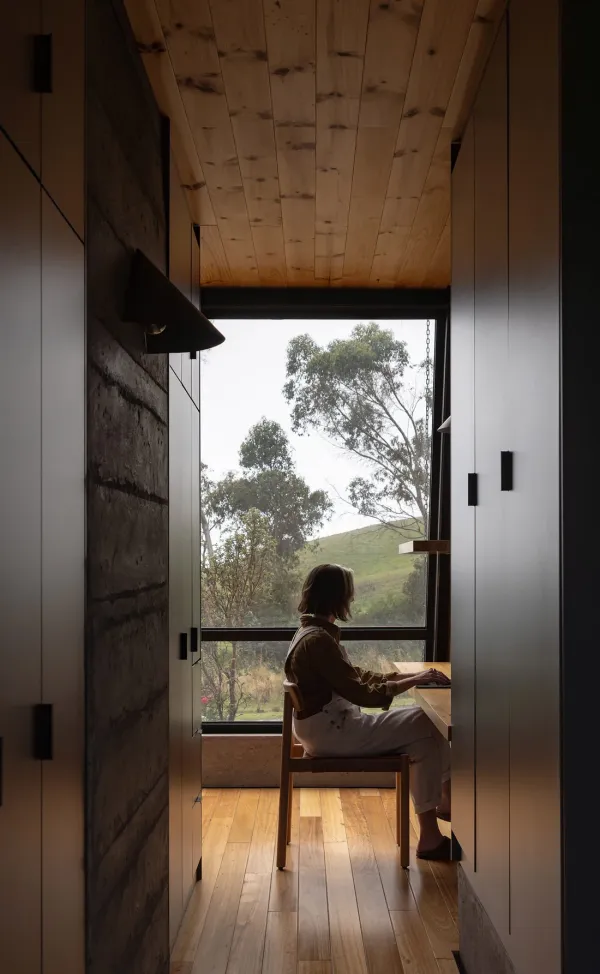 Ngôi nhà 'nổi' trên thảo nguyên - Ảnh 14.