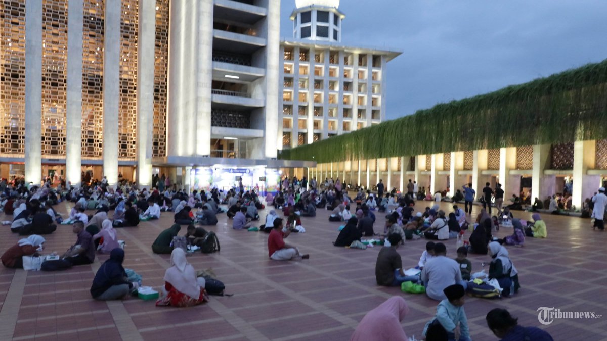 BUKA PUASA - Umat muslim mengikuti buka puasa bersama yang disediakan Masjid Istiqlal di Jakarta, Jumat (20/2/2026). Selama bulan Ramadan 1447 Hijriah, Masjid Istiqlal menyediakan sebanyak 4.000 hingga 5.000 paket nasi kotak pada hari Senin hingga Kamis sementara Jumat, Sabtu, Minggu disediakan antara 7.000 sampai 10.000 paket nasi kotak sebagai menu untuk buka puasa gratis. TRIBUNNEWS/IRWAN RISMAWAN