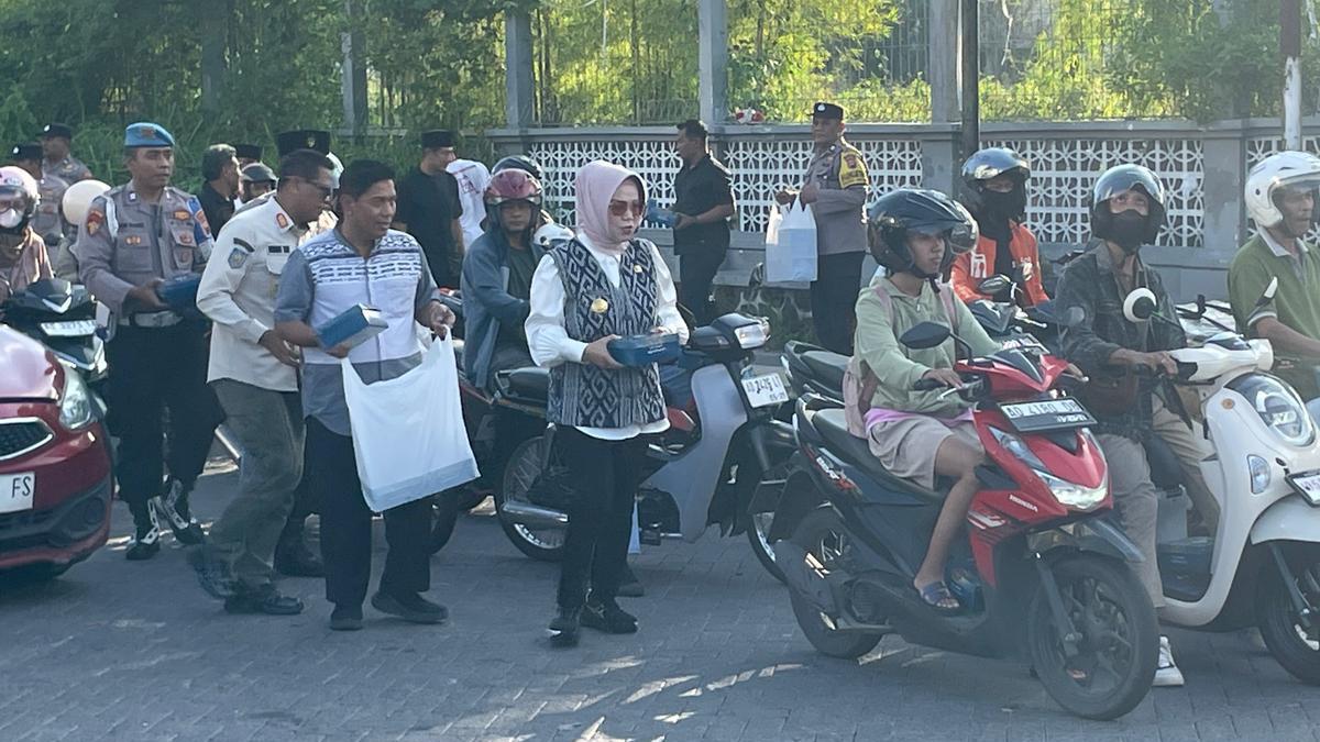 BANTUAN PEMKAB SUKOHARJO - Bupati Sukoharjo, Etik Suryani, bersama jajaran Forum Koordinasi Pimpinan Daerah (Forkopimda) Kabupaten Sukoharjo membagikan 1.000 bungkus takjil kepada masyarakat di Simpang Empat Patung Pandawa, Solo Baru, Kecamatan Grogol, Rabu (11/3/2026).