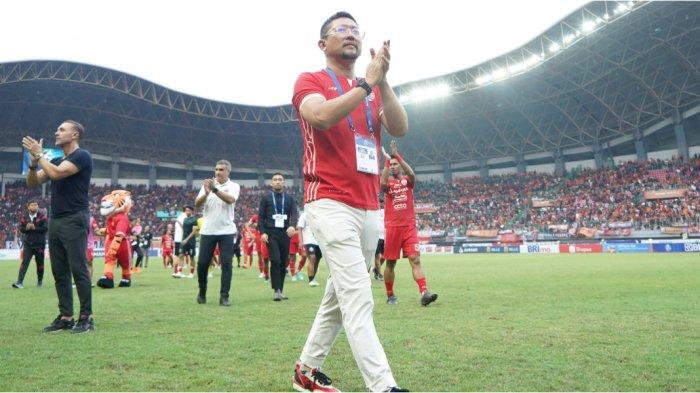 Presiden Persija Jakarta Mohamad Prapanca dan tim pelatih.