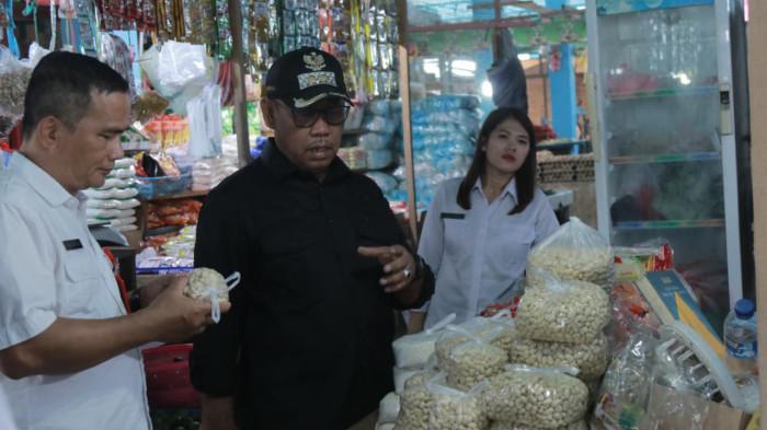SIDAK PASAR- Wakil Bupati Malinau, Jakaria saat sidak pasar bersama TPID Malinau, Rabu (11/3/2026). Pengawasan  dilakukan untuk memastikan stabilitas stok pangan dan harga kebutuhan masyarakat menjelang lebaran.‎