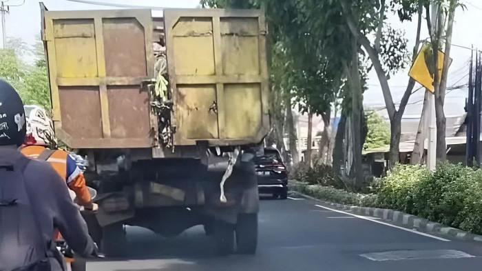 TRUK SAMPAH BOBROK - Truk pengangkut sampah tak laik beroperasi saat melintas di jalan raya Surabaya, Jawa Timur. Wakil Ketua DPRD Surabaya, Arif Fathoni, menilainya tak layak dan harus dibenahi dengan armada yang berstandar.