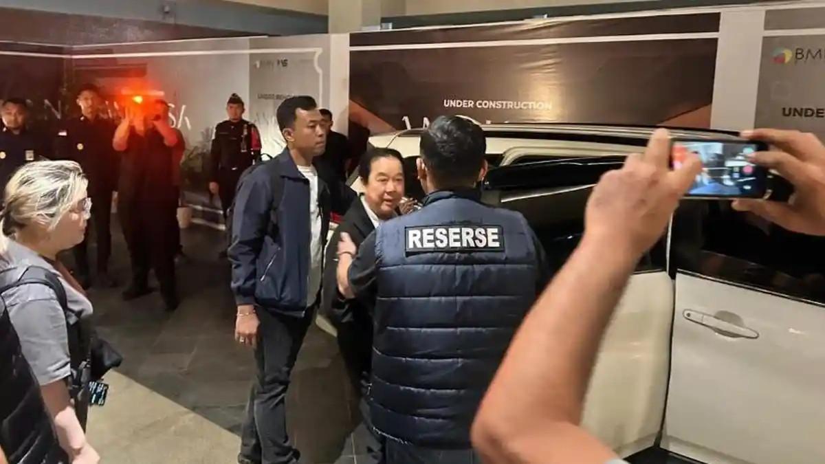 PENANGKAPAN BURONAN - Satreskrim Polres Metro Tangerang Kota menjemput buronan interpol dalam kasus dugaan suap pengurusan sertifikat tanah melalui program Pendaftaran Tanah Sistematis Lengkap (PTSL) di Kabupaten Tangerang, Jimmy Lie di Bandara Kualanamu, Medan pada Minggu (8/3/2026).