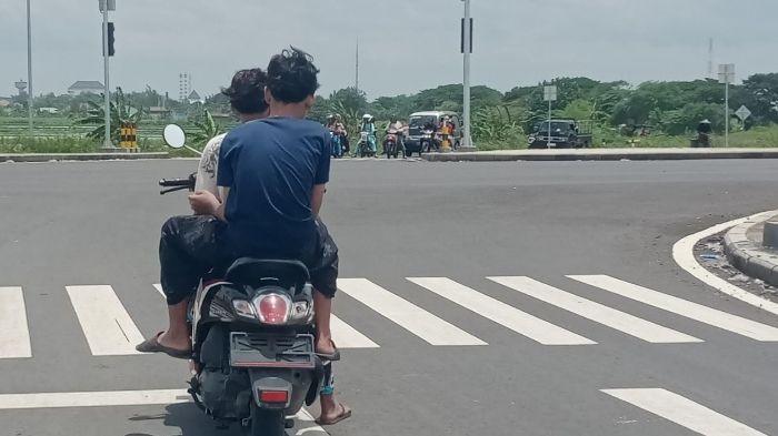 TANPA PELAT NOPOL - Sejumlah pengendara motor yang terabadikan melaju di jalan nasional dan dalam Kota Lamongan tanpa pelat nopol hingga pada Minggu (8/3/2026)