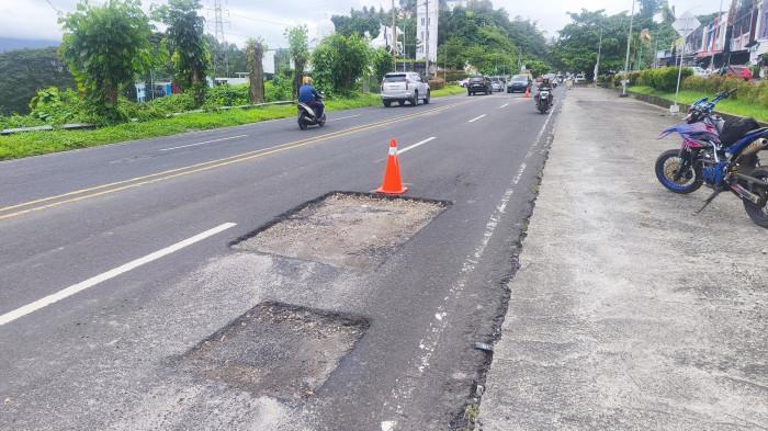 PERBAIKAN - Jalan yang sempat menjadi sorotan warga karena memicu kecelakaan di kawasan jalan Ring Road Manado di depan perumahan Citraland akhirnya mulai diperbaiki oleh pihak terkait.