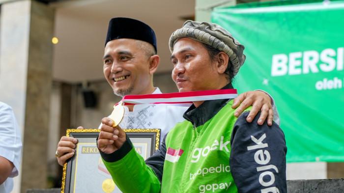 Piagam muri untuk aksi gojek bersihkan masjid