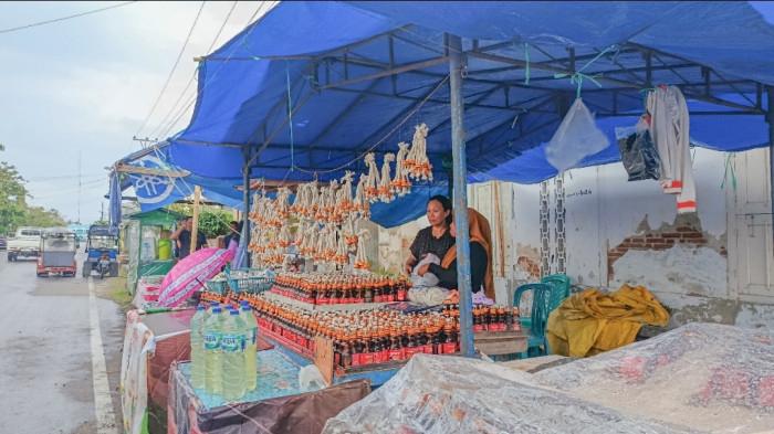 Penjual lampu botol mulai terlihat di bahu jalan