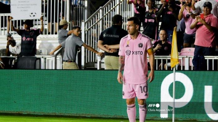TENDANGAN SUDUT - Penyerang Inter Miami #10 Lionel Messi melakukan tendangan sudut saat pertandingan MLS melawan Toronto FC di Stadion DRV PNK pada 20 September 2023. (Foto arsip).