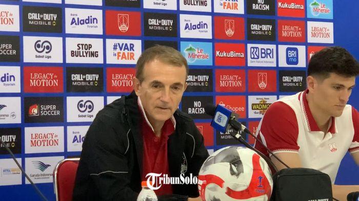 TARGET GAGAL - Pelatih Persis Solo, Milomir Seslija dalam sesi jumpa pers di Stadion Manahan Solo, Rabu (11/3/2026) sore. Milo tanggapi soal target 2 kemenangan yang diberikan manajemen kepada dirinya.