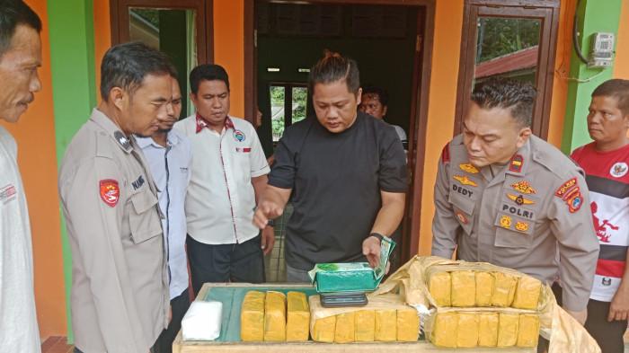 PENEMUAN 20 KG SABU - Kapolsek Selat Nasik, Ipda Dedy SH beserta jajaran dan warga Desa Petaling, Kecamatan Selat Nasik, Kabupaten Belitung menunjukan barang bukti sabu pada Rabu (11/3/2026).