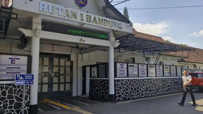KASUS UU ITE - Muhammad Ainun Komarullah, pria Jombang Jawa Timur baru saja bebas menjalani hukuman di Rutan Bandung, langsung dijemput polisi dari Polrestabes Surabaya karena kasus UU ITE.