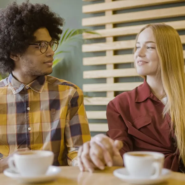 couple on a date with no phones trying to stop their phubbing habits