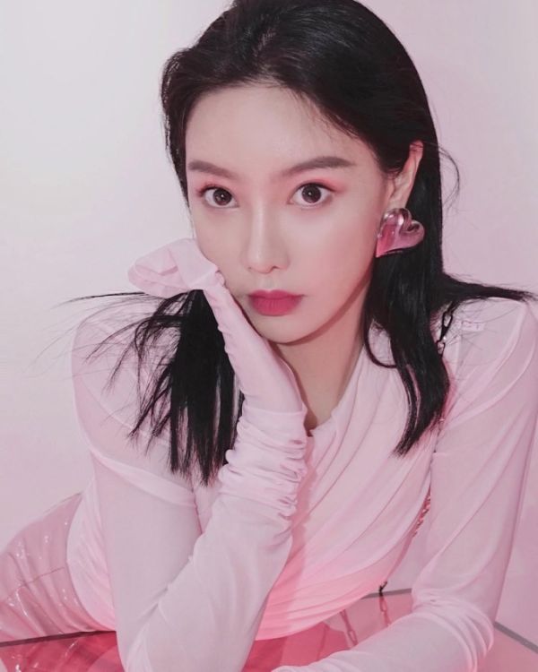 The life of the most beautiful lady of China's super-rich after 14 years - 9