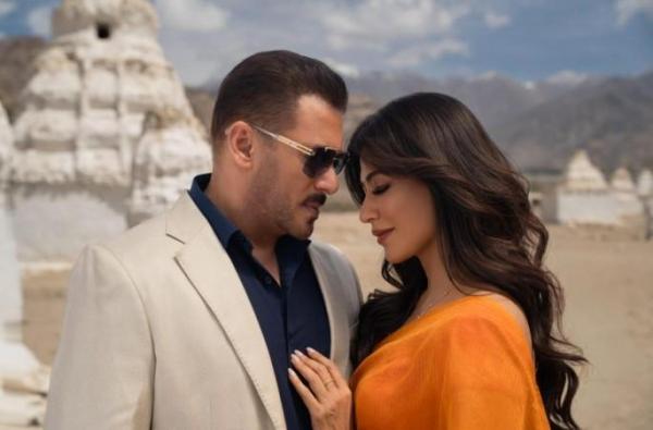 Battle of Galwan: Salman Khan–Chitrangda Singh's cold chemistry, forced romantic expressions in song Main Hoon draw criticism; fans say, 'bhai please retire'