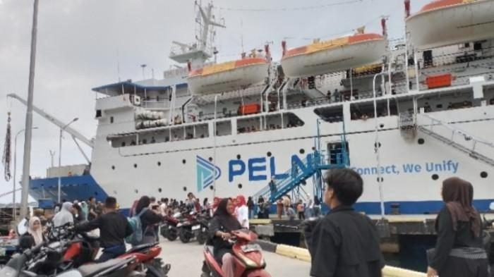 JADWAL KAPAL- Kapal Pelni KM Bukit Raya singgahi Pelabuhan Tarempa Anambas.