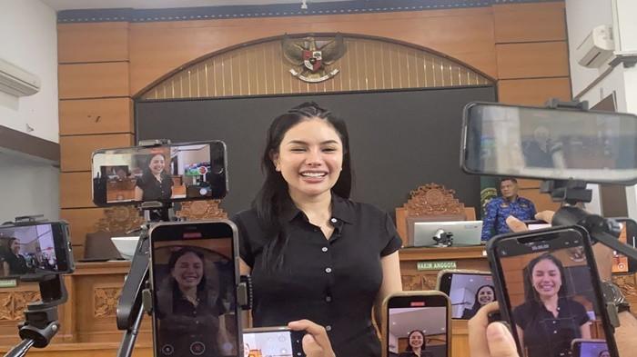 KASASI NIKITA DITOLAK - Nikita Mirzani dalam sidang putusan kasus pemerasan dan TPPU di PN Jakarta Selatan, Selasa (28/10/2025). Kini kasasi Nikita Mirzani ditolak MA dan hukuman tetap 6 tahun penjara.