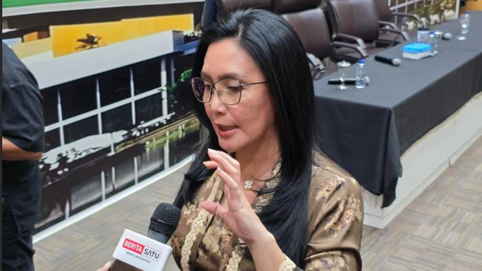 UU BUMN - Anggota Komisi VI DPR RI Fraksi PDI Perjuangan (PDIP) Rieke Diah Pitaloka berbicara mengenai pengesahan revisi UU BUMN, di Kompleks Parlemen, Senayan, Jakarta, Selasa (7/10/2025). Ia menegaskan status direksi, dewan komisaris, dan dewan pengawas BUMN kembali menjadi penyelenggara negara dan bisa diaudit BPK.