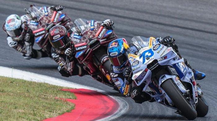 ALEX MARQUEZ BAGNAIA - Tiga rider Ducati dari depan, Alex Marquez #73, Marc Marquez #93, dan Pecco Bagnaia #63 berduel di Sirkuit Mugello, Italia, pada 22 Juni 2025. (Foto: MotoGP)