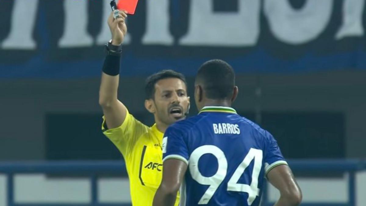 POTRET WASIT Majed Al Shamrani - Sosok Wasit Majed Al Shamrani saat berikan kartu merah untuk pemain Persib Bandung, Uilliam Barros di babak 16 besar AFC Champions League Two di Stadion Gelora Bandung Lautan Api (GBLA), Rabu (18/2/2026).