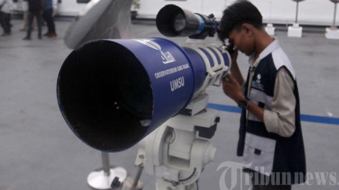 SIDANG ISBAT - Foto petugas Tim Hisab OIF UMSU meneropong posisi hilal (bulan) di Gedung Pascasarjana Universitas Muhammadiyah Sumatera Utara (UMSU), Medan, Selasa (17/2/2026) untuk ilustrasi artikel Sidang Isbat 2026.