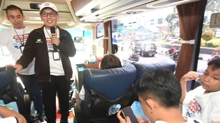 MUDIK GRATIS - Ahmad Zaenudin, Pemimpin Wilayah Pegadaian Kantor Wilayah XII Surabaya, di sela seremonial pelepasan program Mudik Nyaman Bersama di depan kantor Kanwil Gedung Intiland Tower, Jalan Panglima Sudirman, Surabaya, Jawa Timur pada Selasa (17/3/2026).