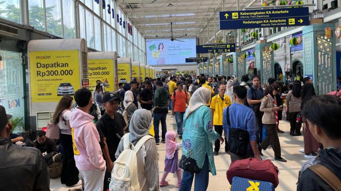MUDIK LEBARAN - Stasiun Pasarsenen, Senen, Jakarta Pusat pada Kamis (19/3/2026). Minat masyarakat menggunakan kereta api tinggi, tiket mudik periode 11–20 Maret 2026 hampir fully booked.