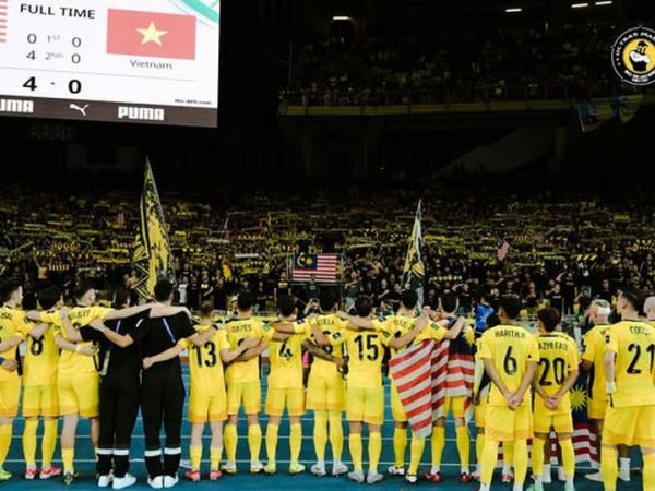 Ultras Malaya saat merayakan kemenangan Timnas Malaysia saat jumpa Vietnam dalam laga kedua Kualifikasi Piala Asia 2027 pada 10 Juni 2025 di Stadion Bukit Jalil, Kuala Lumpur