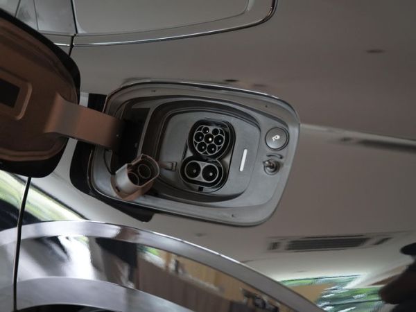 Volvo ES90 dengan soket charger AC Type 2 dan DC CCS2