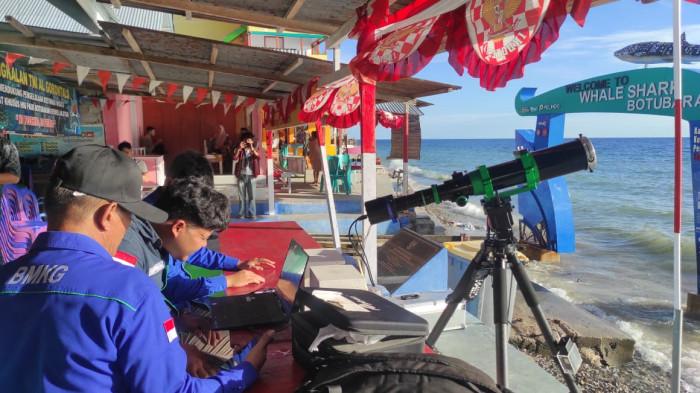 RUKYATULHILAL -- Petugas BMKG Stasiun Gorontalo Melakukan Pengamatan Hilal di Kawasan Wisata Hiu Paus, Desa Botubarani, Kecamatan Kabila Bone, Kabupaten Bone Bolango, Provinsi Gorontalo, Kamis (19/3/2026).