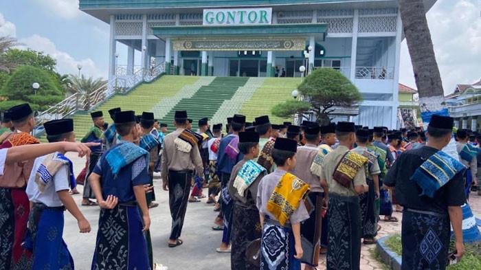 1 SYAWAL - Suasana Pondok Modern Darussalam Gontor di Desa Gontor, Kecamatan Mlarak, Kabupaten Ponorogo, Jatim beberapa waktu lalu. Pondok Modern Darussalam Gontor (PMDG) Ponorogo telah menetapkan 1 Syawal 1447 Hijriah atau Lebaran 2026.