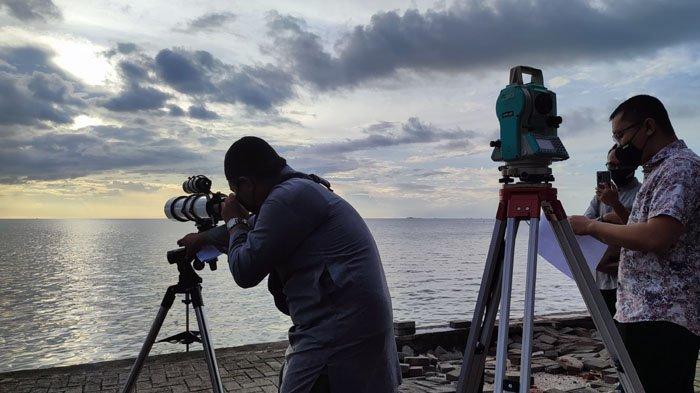Pemantauan hilal yang berlangsung di Pantai Tanjung Pendam, Belitung beberapa waktu lalu.