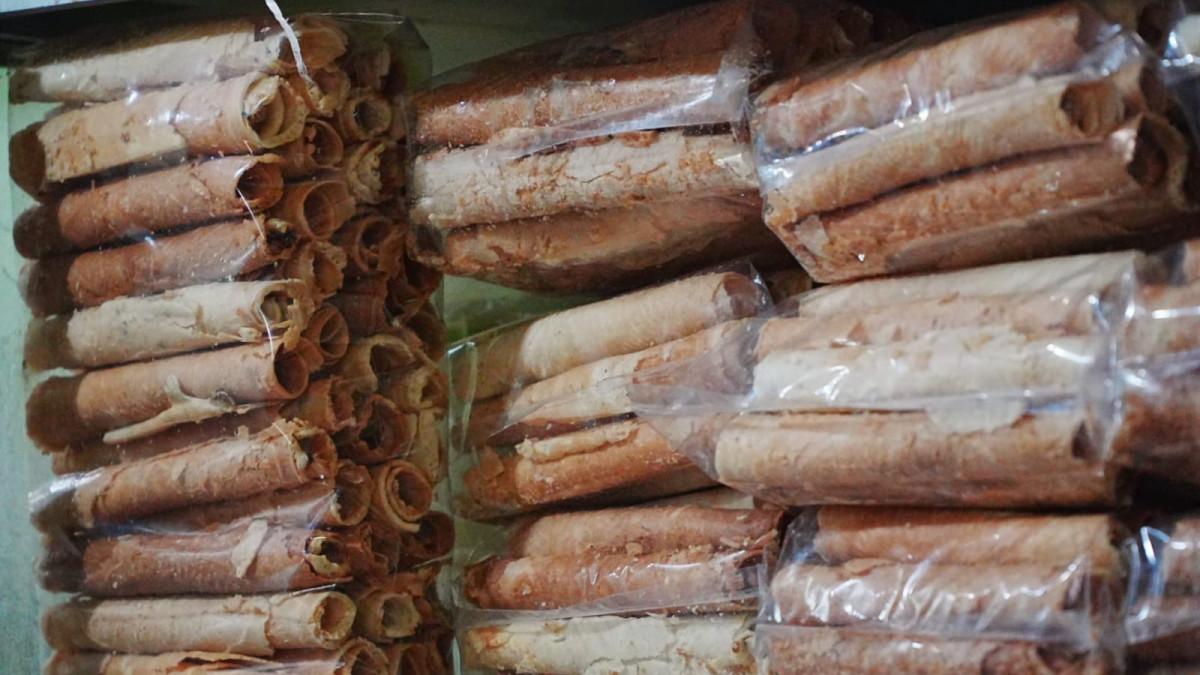 KULINER KLATEN - Tumpukan kue semprongan yang telah dikemas di dapur Suharti, Desa Sidowayah, Klaten. Kue tradisional ini menjadi oleh-oleh khas saat Lebaran.