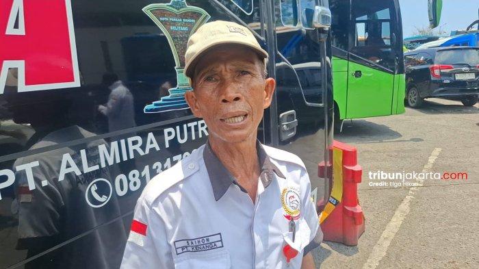 TAK MUDIK - Taufik, petugas loket bus AKAP yang tak pernah bisa mudik Lebaran karena sibuk mengurus para pemudik yang berangkat dari Terminal Kalideres menuju kampung halaman.