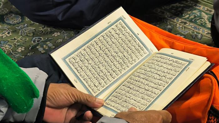 DOA ZIARAH - Ilustrasi membaca Yasin dan Tahlil untuk doa ziarah kubur.