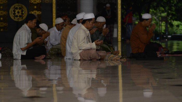 TAHLILAN - Mendoakan orang yang telah wafat di Indonesia dikenal dengan istilah tahlilan atau tahlil. Tradisi ini dilakukan pada Kamis malam Jumat setelah waktu Maghrib atau waktu waktu tertentu.