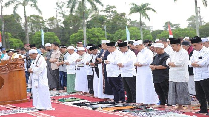 SALAT IDULFITRI -- Suasana khusyuk dan penuh syahdu menyelimuti Halaman Kantor Gubernur Bangka Belitung, saat ribuan jamaah melaksanakan salat Idulfitri 1446 Hijriah, Senin (31/3/2025).