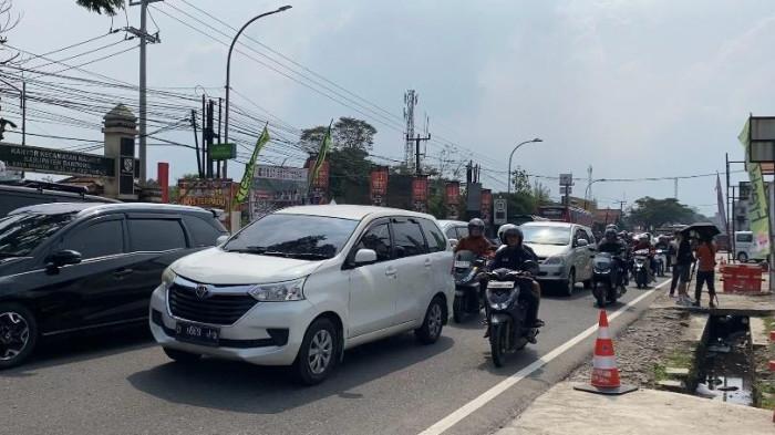 ARUS MUDIK NAGREG - Kondisi arus lalu lintas di Jalur Nagreg, Kabupaten Bandung, Rabu (18/3/2026). Puncak mudik di wilayah ini terjadi dalam dua gelombang.