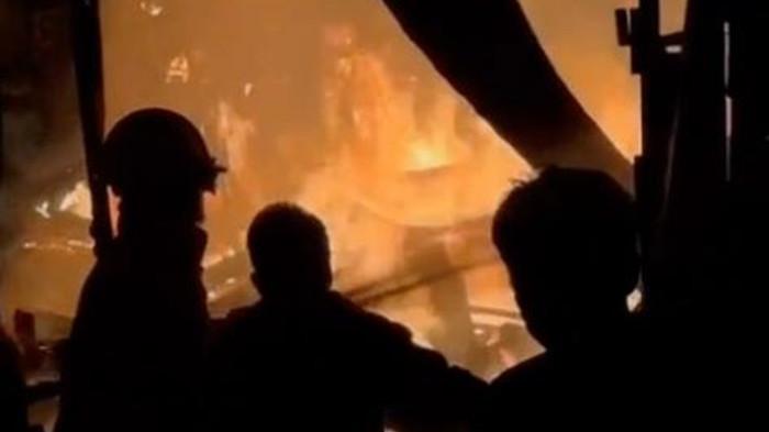 MEBEL TERBAKAR - Petugas pemadam kebakaran saat melakukan pendinginan di lokasi bengkel furnitur yang hangus di Desa Pelita, Malinau Kota, Jumat (20/3/2026). Peristiwa ini menghanguskan produk lemari dan alat kerja serta rumah yang dihuni 9 anggota keluarga.(TRIBUNKALTARA.COM/HO-DAMKAR MALINAU)