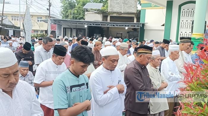 SALAT IED - Suasana Salat Ied digelar di Masjid Darul Arqom, Kelurahan Ternate Tanjung, Kecamatan Singkil, Kota Manado, Sulut, Jumat (20/3/2026) pagi. Masjid penuh sejak setengah jam sebelumnya. Jemaah memadati ruang masjid. Halaman pun tak cukup. 