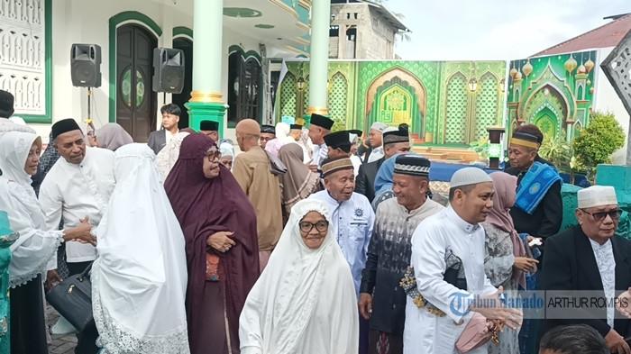 Suasana Salat Ied digelar di Masjid Darul Arqom Ternate Tanjung, ingkil, Kota Manado