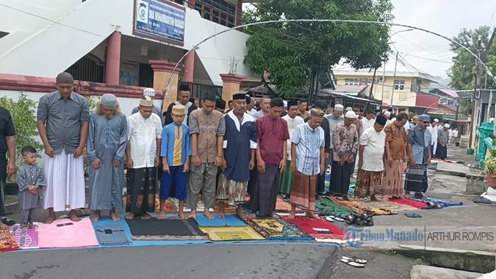 Suasana Salat Ied digelar di Masjid Darul Arqom, Kelurahan Ternate Tanjung Manado