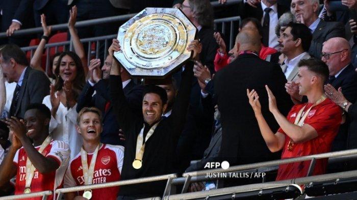Manajer Arsenal asal Spanyol Mikel Arteta mengangkat trofi setelah Arsenal memenangkan adu penalti setelah pertandingan sepak bola Community Shield FA Inggris antara Arsenal dan Manchester City di Stadion Wembley, di London, 6 Agustus 2023. Arsenal menang setelah adu penalti 4-1- menang, menyusul hasil imbang 1-1 dalam 90 menit.
